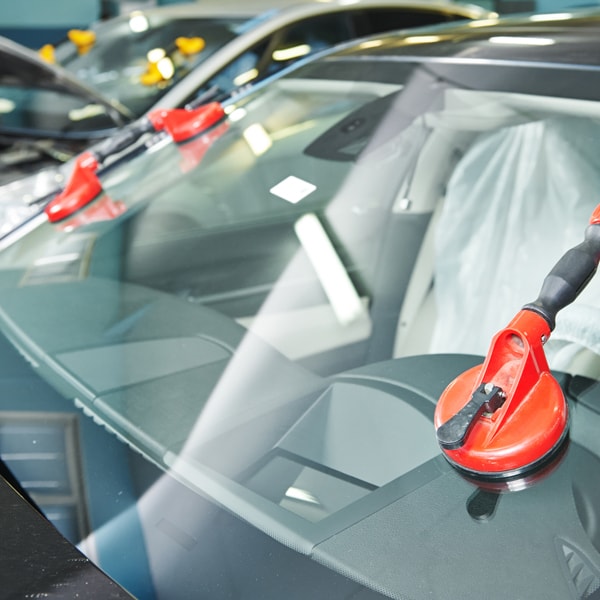 Auto glass company to contact when windshield is damaged 